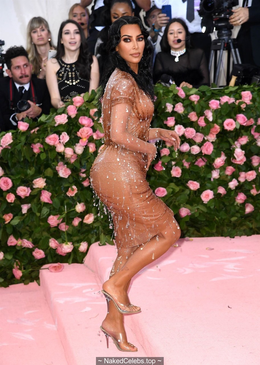 kim-kardashian-deep-cleavage-at-2019-met-gala-in-new-york-city-2.jpg