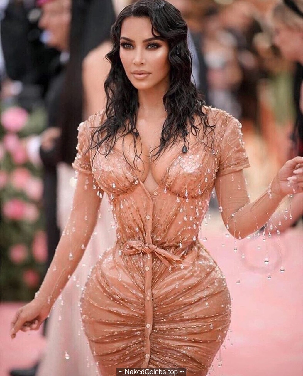 kim-kardashian-deep-cleavage-at-2019-met-gala-in-new-york-city-3.jpg